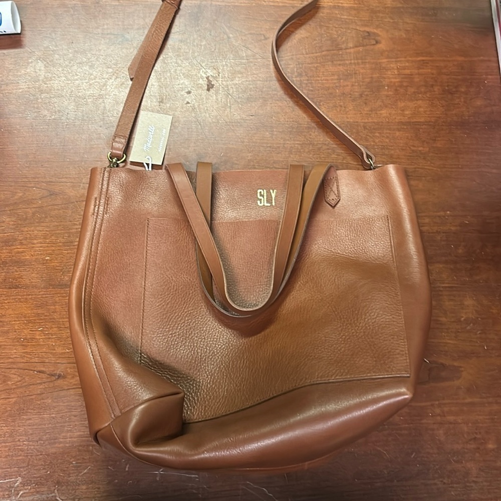 Madewell Medium Transport Tote
F5788 leather
MONOGRAM SLY